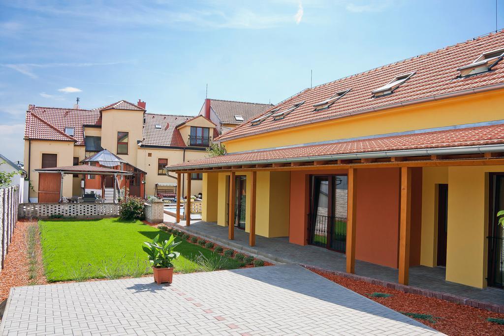 Pension Cizek Mikulov Exteriör bild