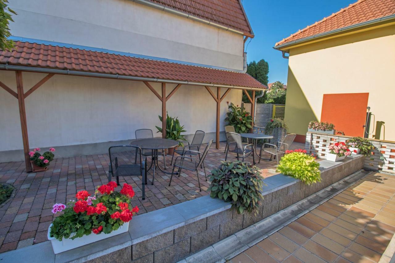 Pension Cizek Mikulov Exteriör bild